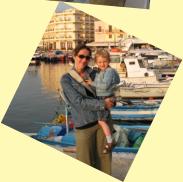 Mama Sandra mit Jakob im Hafen von Chania, Kreta, Mai 2009