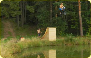 Lukas mit Freunden beim Lake Jump am Teich