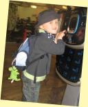 Jakob am Flughafen Wien vor seiner ersten Reise nach Kreta, Mai 2009