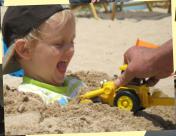 Jakob hat riesen Spass am Strand, Kreta, Mai 2009
